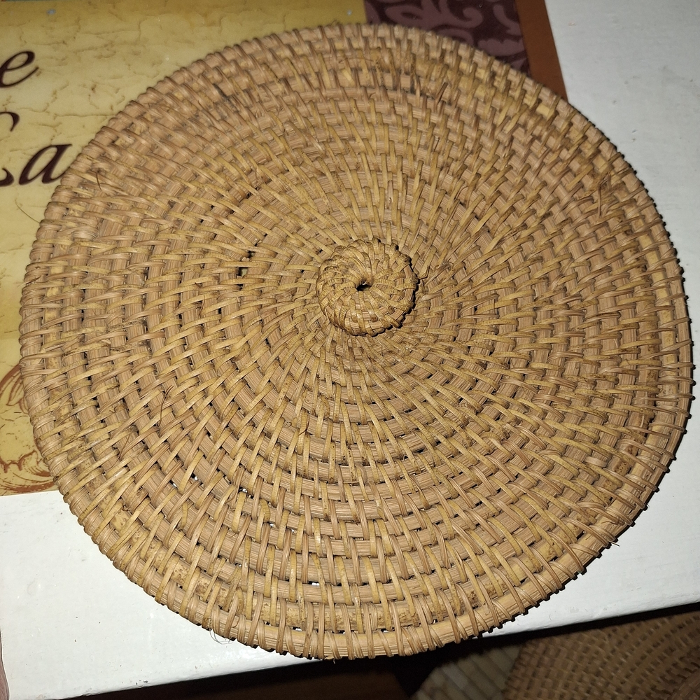 Lg Vintage Handwoven "Urn" Style Rattan Basket with Lid - Picture 8 of 16